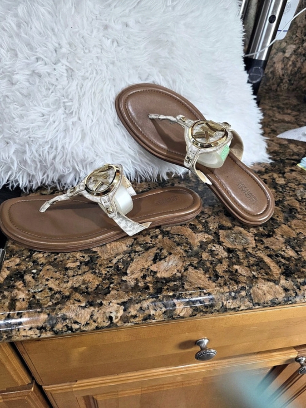 Michael Kors MK Plate Thong Sandal Logo Flat Sandals in Brown & White US 8